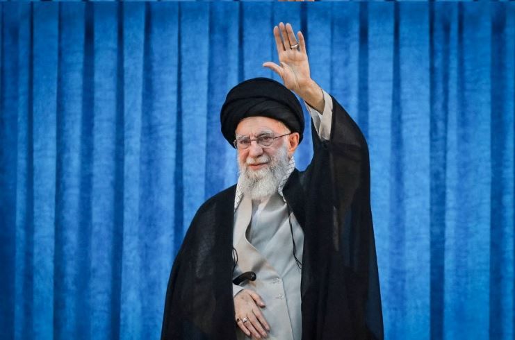 তেহরানে রক্তাক্ত রাত, খামেনেই নিহতের ঘোষণায় কান্নায় ভেঙে পড়ল ইরান—ট্রাম্পকে ‘চরম মূল্য’ চুকানোর হুঁশিয়ারি!