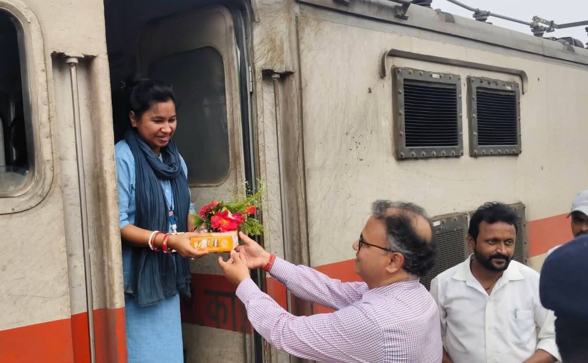 খড়গপুরের হিজলি স্টেশনে আন্তর্জাতিক নারী দিবস উদযাপন!