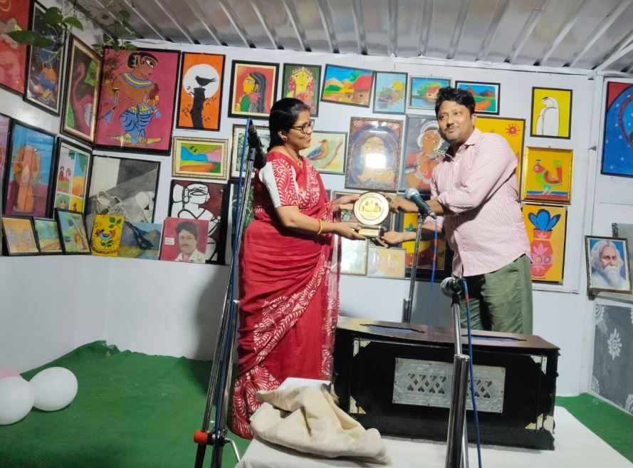 নারী দিবস উপলক্ষে খড়গপুরে ইন্দায় অভিনব প্রতিযোগিতা, পায়ে আলতা পরানোয় মাতলেন মহিলারা!