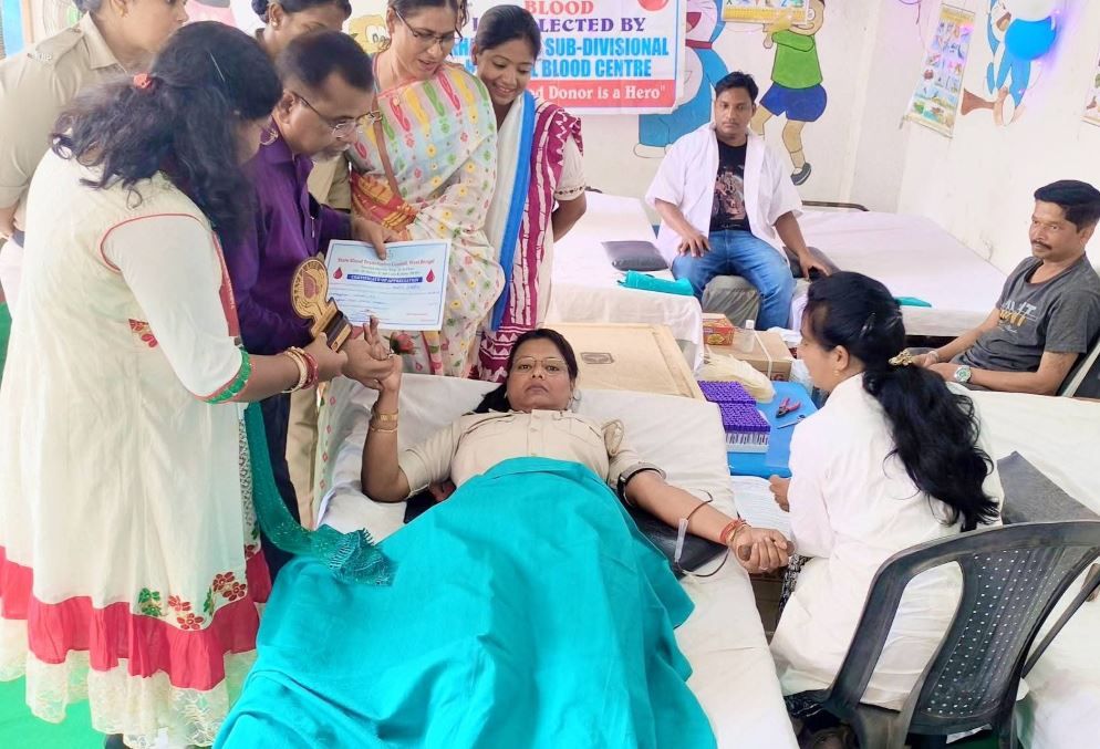 আন্তর্জাতিক নারী দিবসে খড়গপুর মহিলা থানায় রক্তদান শিবির, অংশ নিলেন প্রায় ৫০ জন দাতা!