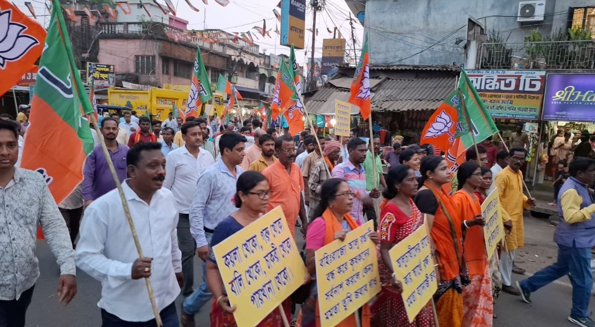 আলুর ন্যায্য দামের দাবিতে চন্দ্রকোনা রোডে বিজেপির পথ অবরোধ, রাস্তায় আলু ফেলে বিক্ষোভ!