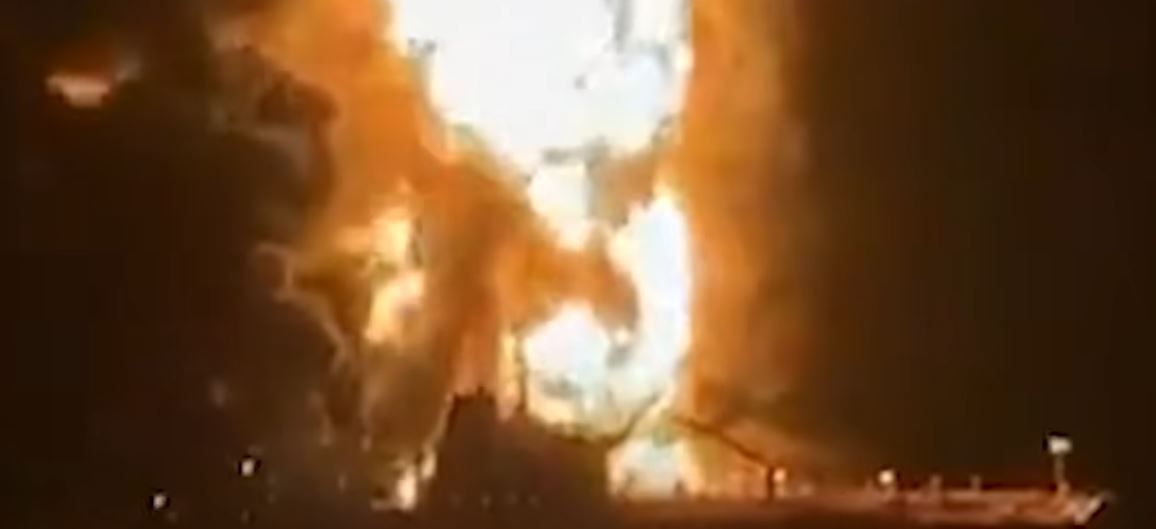 পশ্চিম এশিয়ার যুদ্ধে ফের ভারতীয়ের মৃত্যু, ইরানের হামলায় তেলের ট্যাঙ্কারে বিস্ফোরণ!