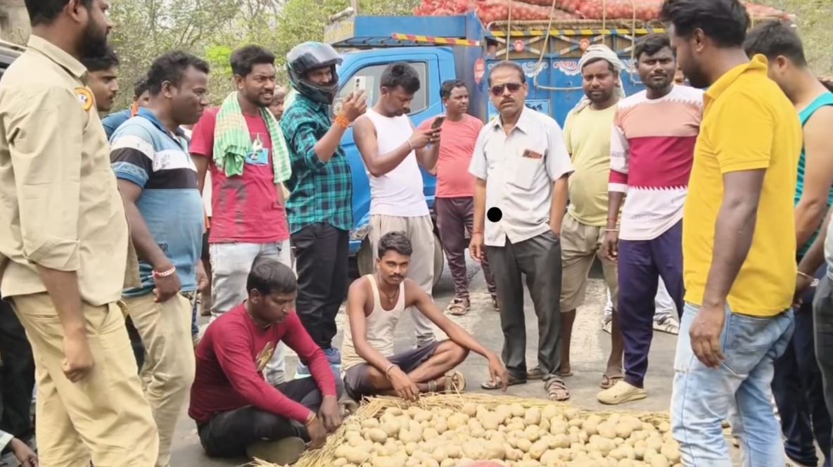 অতিরিক্ত জরিমানার অভিযোগে মেদিনীপুরে পথ অবরোধ, রাস্তায় আলু ফেলে বিক্ষোভ চালক-খালাসীদের!