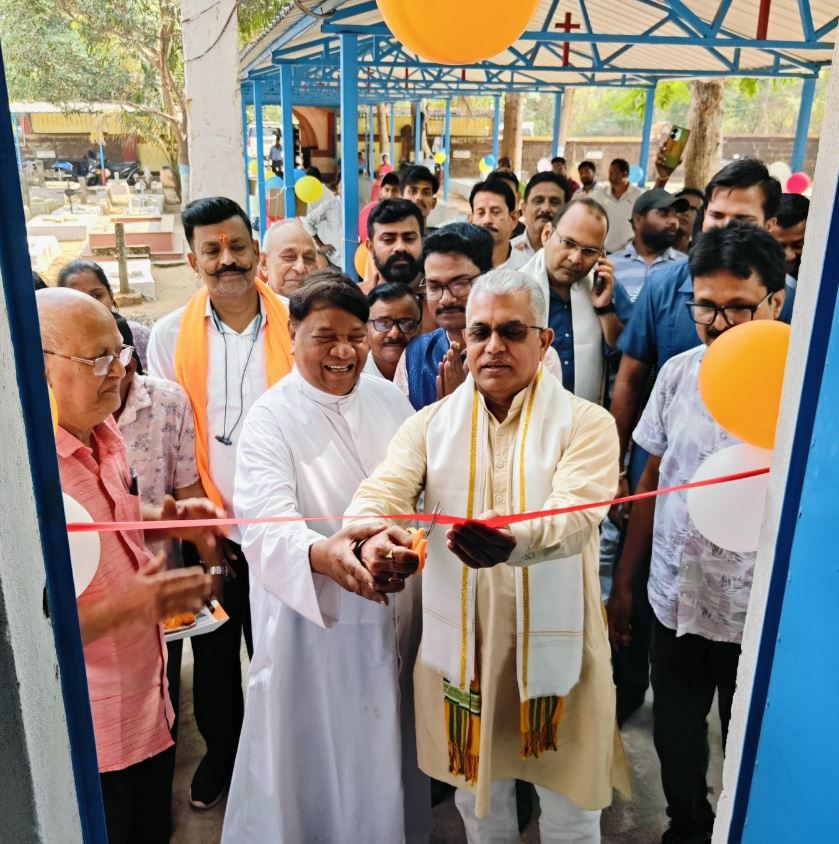 সাংসদ তহবিলে নতুন অফিস ভবন: খড়্গপুরের খ্রিস্টান সমাধিস্থলে তৈরি হল প্রশাসনিক পরিকাঠামো!