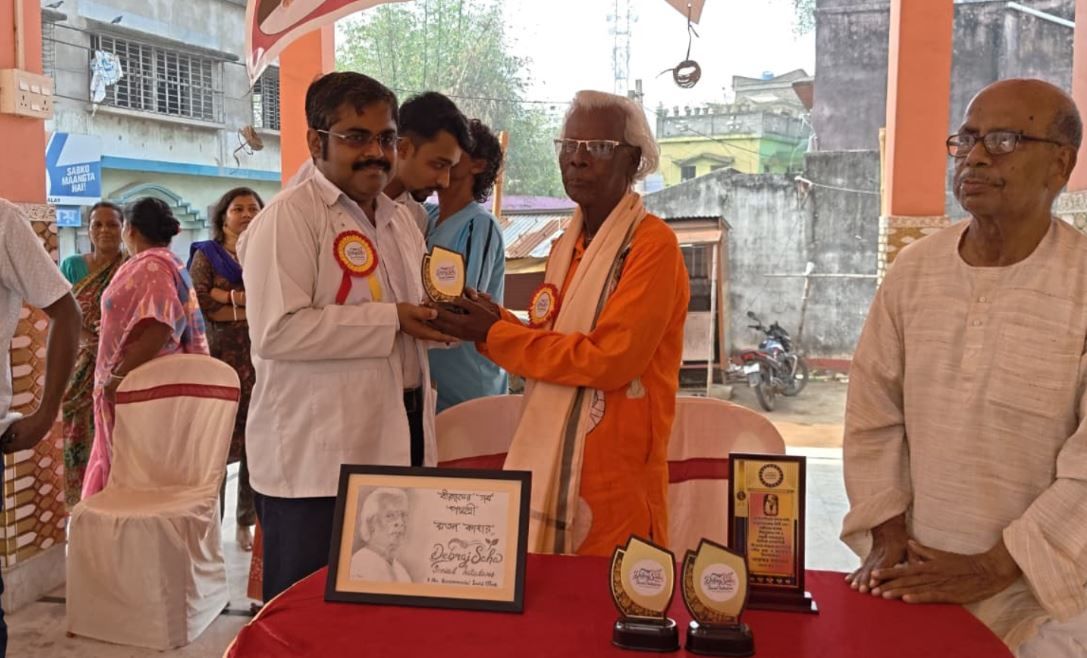 জন্মদিনে মানবসেবার বার্তা: বিনামূল্যে রক্ত পরীক্ষা শিবিরে নজির গড়লেন তরুণ লেখক দেবরাজ সাহা!