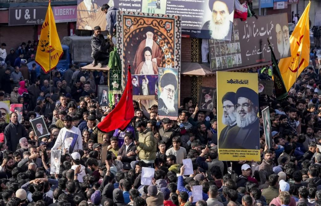 খামেনেই নিহতের খবরে কাশ্মীরে বিক্ষোভের ঢেউ, শ্রীনগরের লাল চকে কালো পতাকা ও স্লোগানে উত্তাল জনতা!