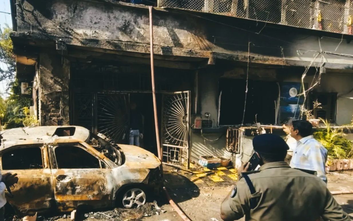 ই-গাড়ির চার্জিং পয়েন্টে বিস্ফোরণ থেকে ভয়াবহ আগুন! ইনদওরে ৯ মৃত