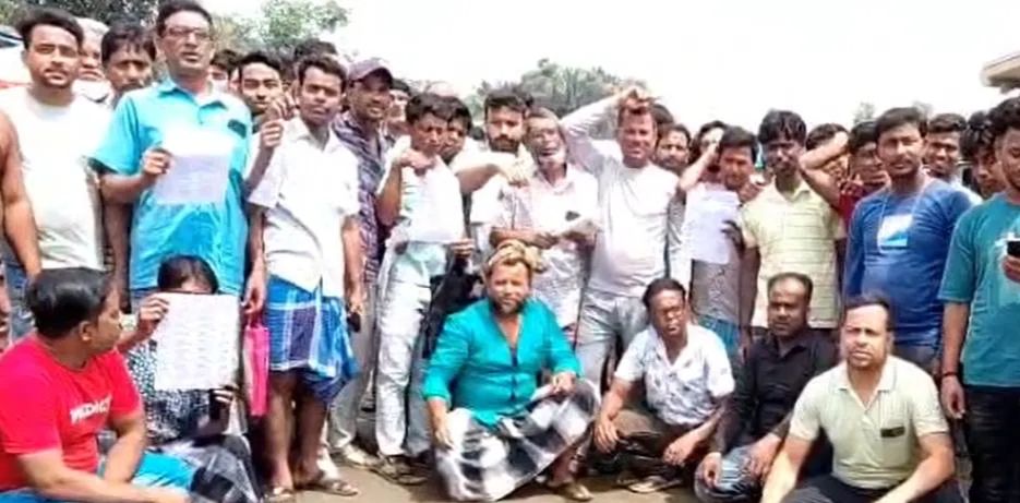 ১৯০৪ সালের নথি জমা, তবু বাদ পরিবারের নাম! কেতুগ্রামে রাস্তা অবরোধ, ক্ষোভে ফুঁসছেন বাসিন্দারা...