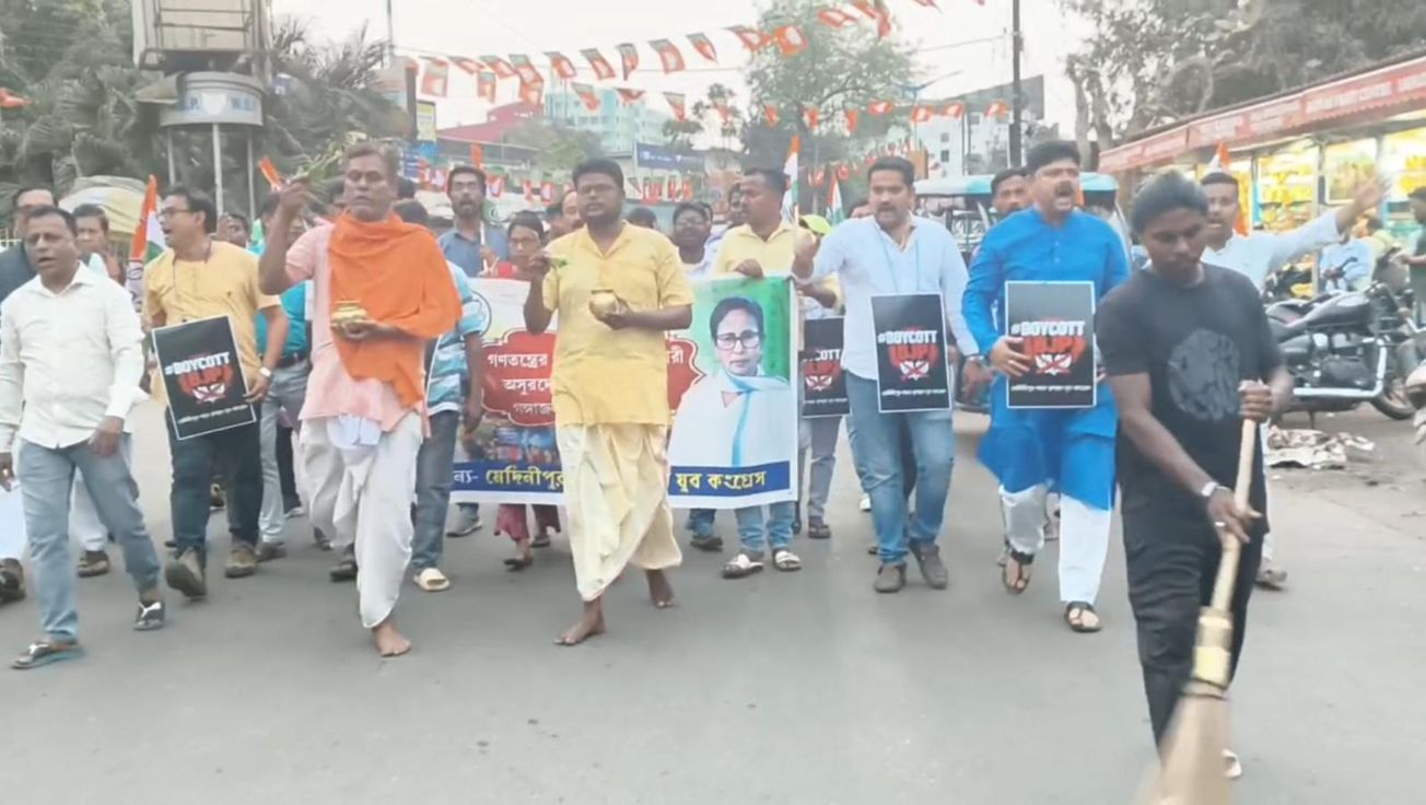 বিজেপির পরিবর্তন যাত্রা ঘিরে মেদিনীপুরে পাল্টা বার্তা— গঙ্গাজল ছিটিয়ে শুদ্ধিকরণে তৃণমূল যুব!