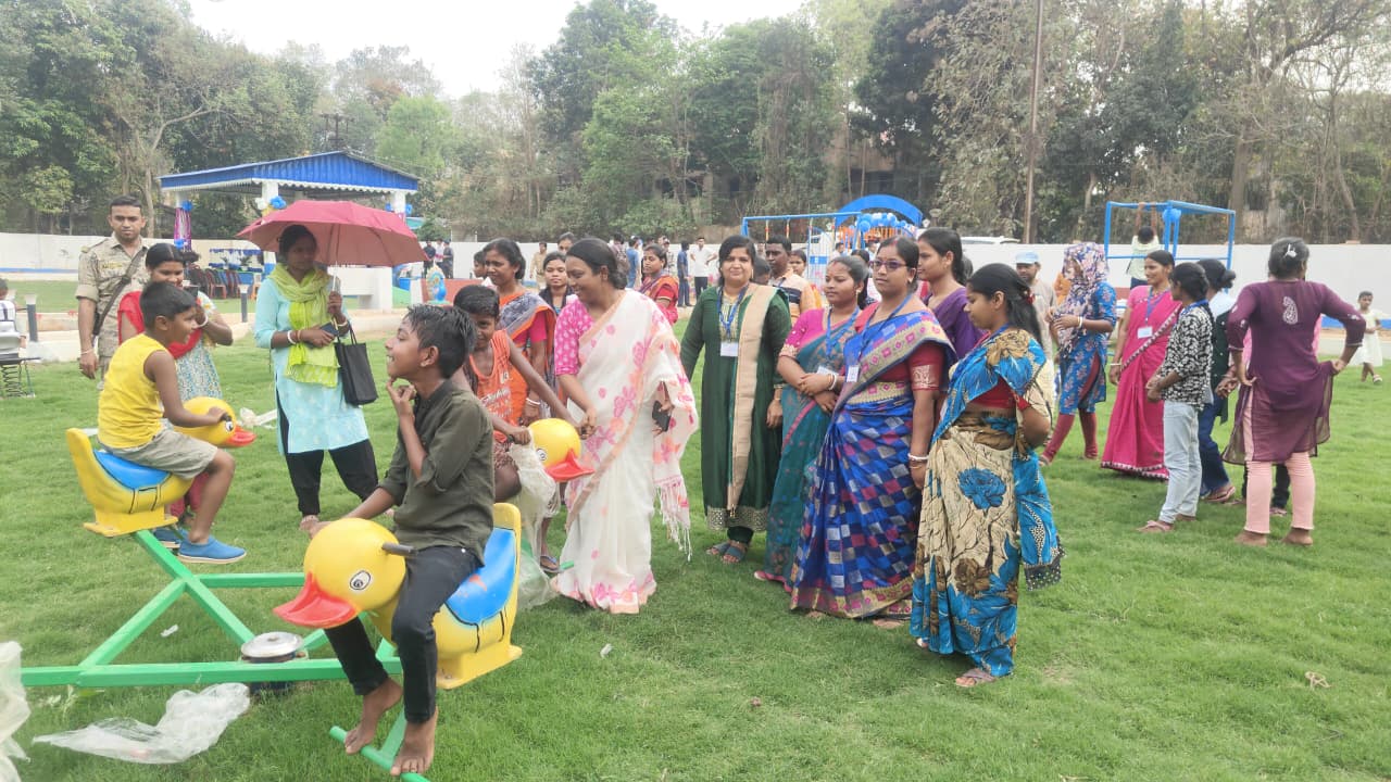 ঝাড়গ্রামে শিশুদের জন্য বড় উপহার,বিদ্যাসাগর পল্লির নতুন শিশু উদ্যানের উদ্বোধনে রাজ্যের মন্ত্রী বীরবাহা হাঁসদা!