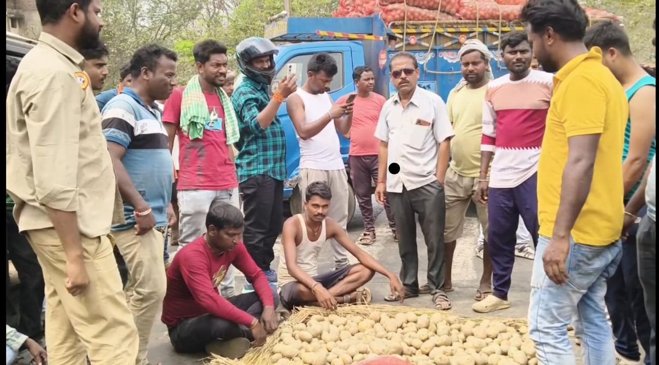 মেদিনীপুরে জরিমানার প্রতিবাদে পথ অবরোধ, রাস্তায় আলু ফেলে বিক্ষোভ চালক-খালাসীদের!