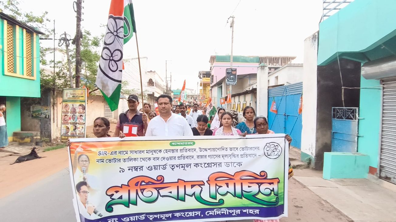 SIR ইস্যু, গ্যাসের দাম বৃদ্ধি ও মন্ত্রী শশী পাঞ্জার বাড়িতে হামলার প্রতিবাদে তৃণমূলের ধিক্কার মিছিল