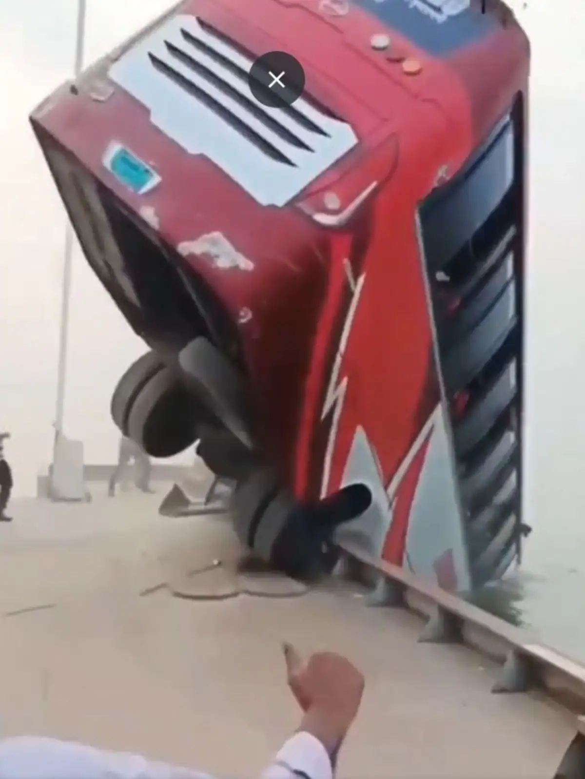 পদ্মায় মৃত্যুমিছিল, বাসডুবিতে মৃত ২৪— চলছে উদ্ধার অভিযান..