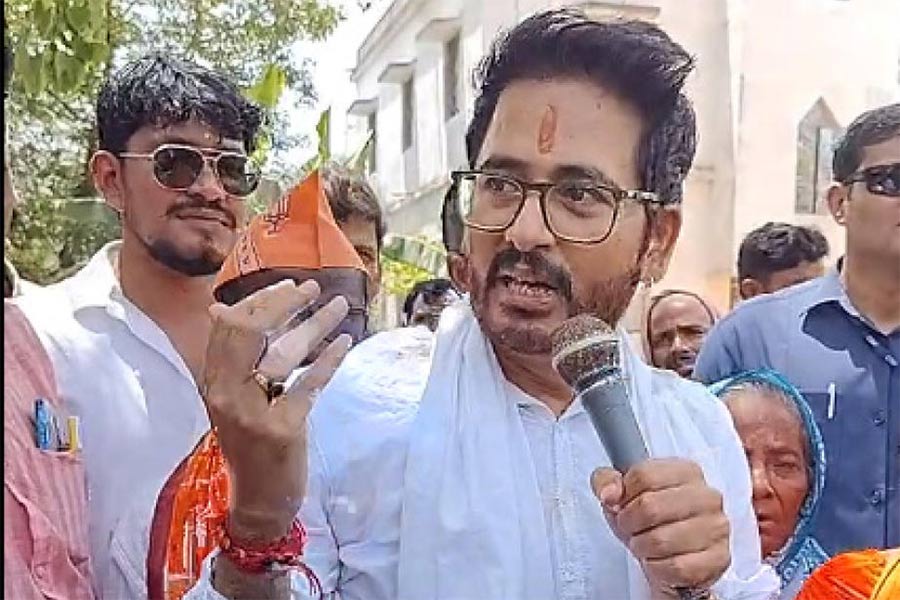 বাবা-মায়ের মৃত্যুর যন্ত্রণা ভুলতে পারেননি! শ্যামপুরে স্বাস্থ্য পরিকাঠামো গড়ার অঙ্গীকার হিরণের