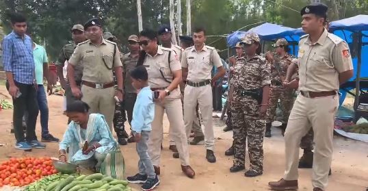 পশ্চিম মেদিনীপুরে রুট মার্চের মাঝে আদিবাসী বাড়িতে ঢুকে জল খেলেন এসপি পাপিয়াসুলতানা, কেশিয়াড়িতে মানবিকতার নজির!