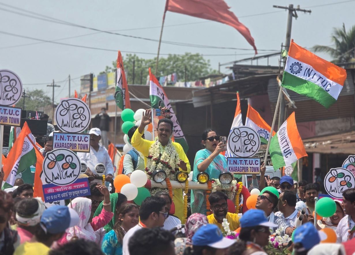 হুডখোলা গাড়িতে শক্তি প্রদর্শন, খড়্গপুর সদরে বর্ণাঢ্য মিছিলে মনোনয়ন জমা প্রদীপ সরকারের!