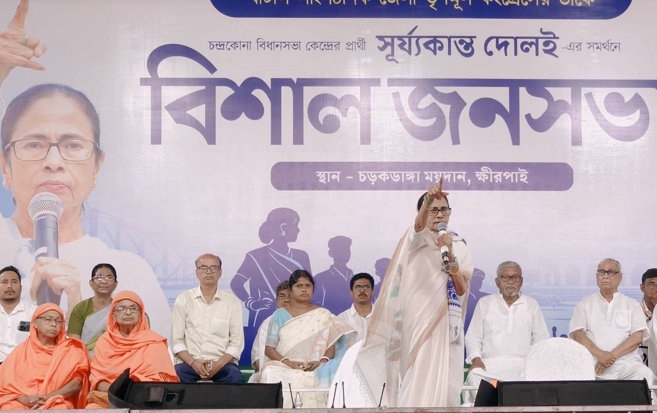 চন্দ্রকোনায় মমতার গর্জন: ‘বাংলার নাম কেটে বাইরের লোক ঢোকাতে দেব না’, সূর্যকান্তের সমর্থনে জনসমুদ্রে সভা!