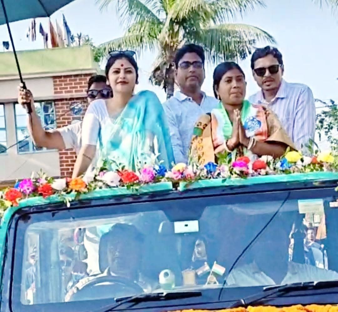 চন্দ্রকোনা বিধানসভার তৃণমূল কংগ্রেসের প্রার্থী সূর্যকান্ত দোলই সমর্থনে রোড শো সায়নী ঘোষের।