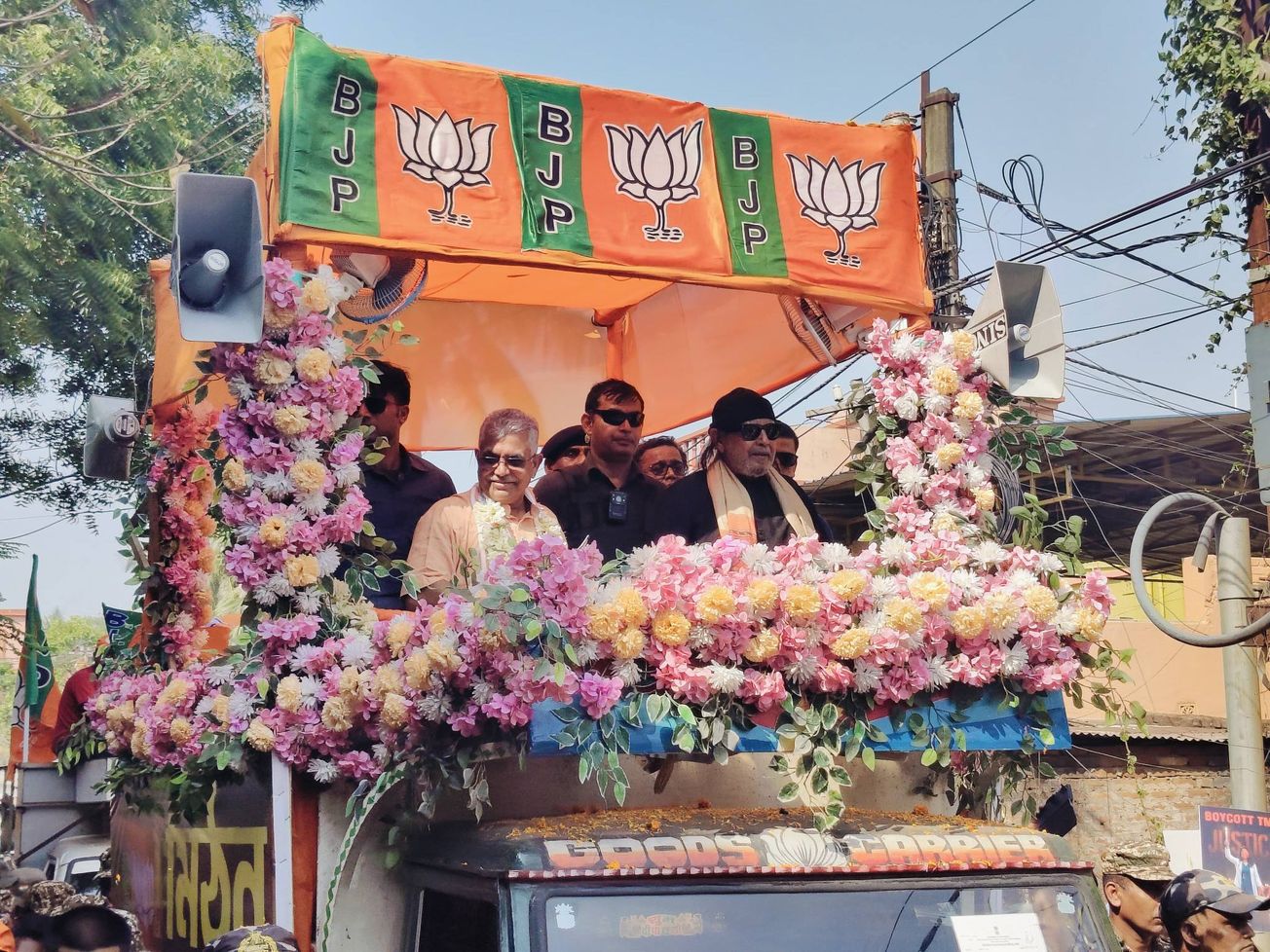 শেষ দিনে খড়্গপুরে বিজেপির ‘স্টার শো’! দিলীপ ঘোষের সমর্থনে মিঠুনের রোড শোয়ে জনজোয়ার!