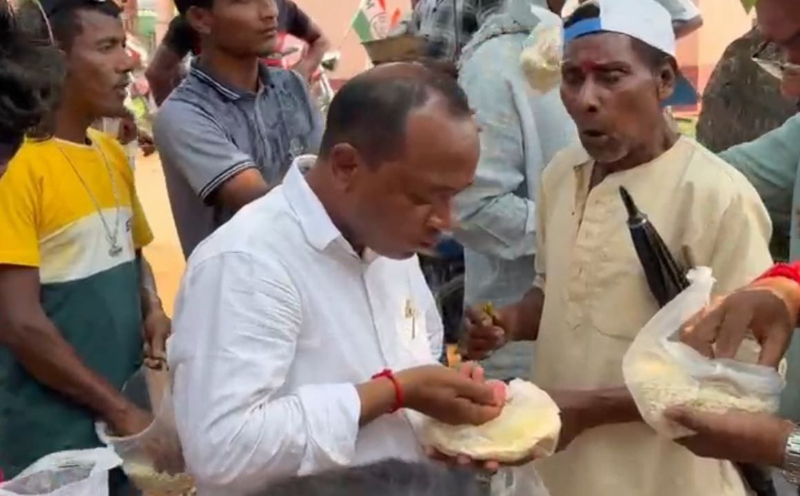 প্রচারের ফাঁকে কর্মীদের সঙ্গে হাতে পলিথিনে মুড়ি,সাধারণ মানুষের ছোঁয়ায় ধরা দিলেন চন্দ্রকোনা বিধানসভার  প্রার্থী সূর্যকান্ত দলুই!