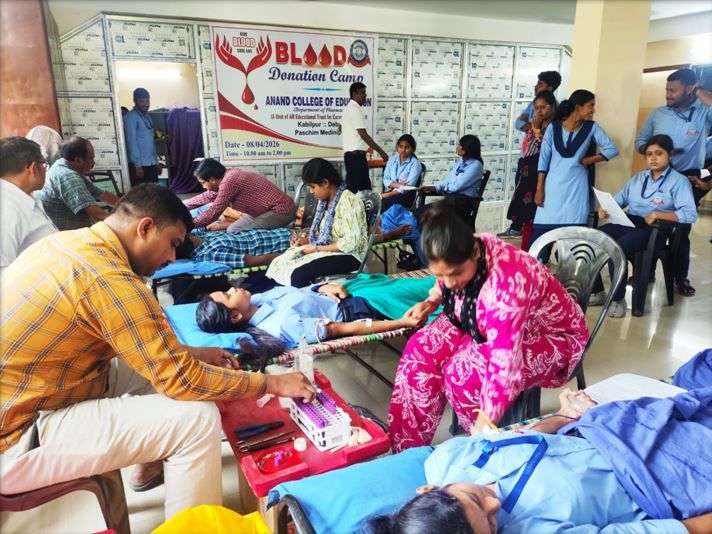 স্বেচ্ছায় রক্তদানের মাধ্যমে মানবসেবার অনন্য নজির গড়ল আনন্দ কলেজ অফ এডুকেশনের ফার্মাসি বিভাগ!