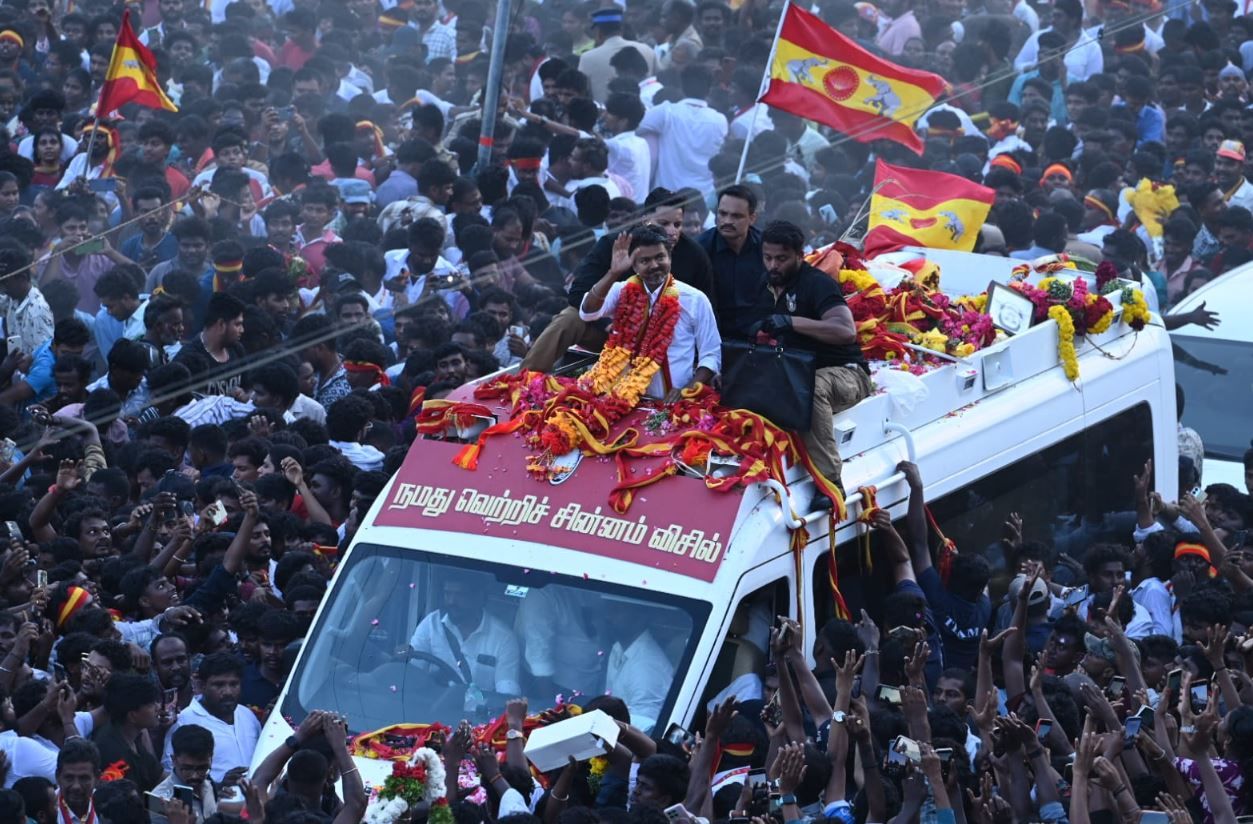 তামিলনাড়ুর থুথুকুডি থেকে তিরুচি—বিজয়ের রোডশোতে জনসমুদ্র, ২০২৬ ভোটে TVK-র শক্তি প্রদর্শন!