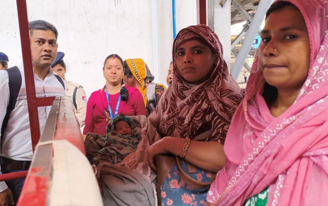 চাকার ওপর জন্ম নিল নতুন প্রাণ—Indian Railways-এর মানবিকতায় হৃদয় ছুঁয়ে গেল জ্ঞানেশ্বরী এক্সপ্রেসের ঘটনা!