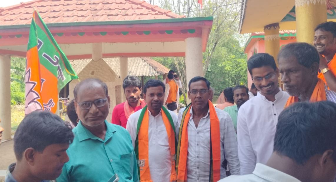 ভোটের আগে ঘরে ঘরে প্রচারে জোর দিলেন চন্দ্রকোনা বিধানসভার বিজেপি প্রার্থী সুকান্ত দোলুই!