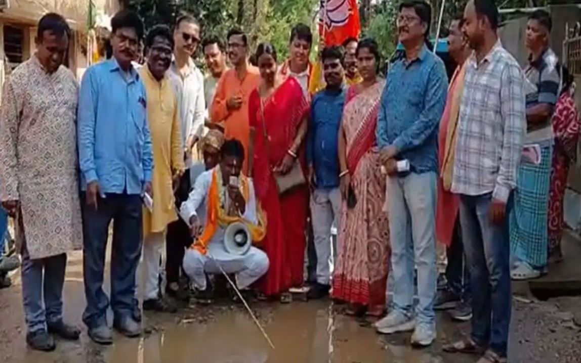 রাস্তার জলেই ছিপ, ‘মাছ ধরতে’ বসে বিজেপি প্রার্থীর অভিনব প্রচার! চাঞ্চল্য মেদিনীপুরে!