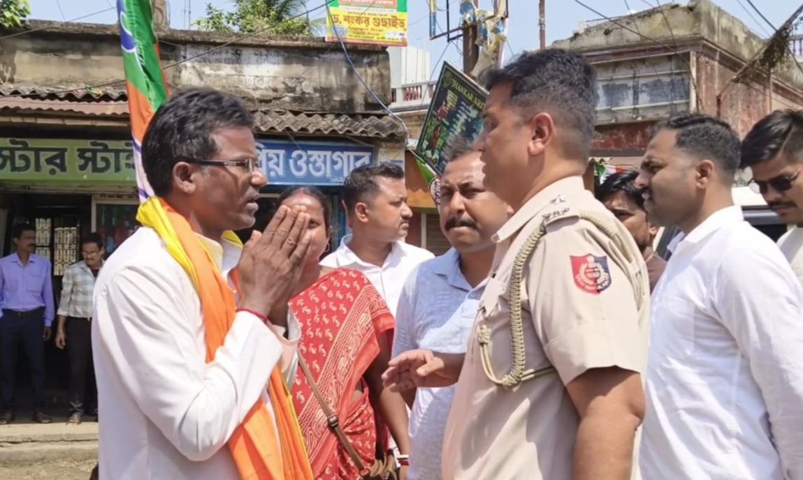 মেদিনীপুরে ব্যানার-বিতর্কে চড়ল রাজনৈতিক পারদ, রোড শোর আগে গোলকুয়াচকে বিজেপির পথ অবরোধ!