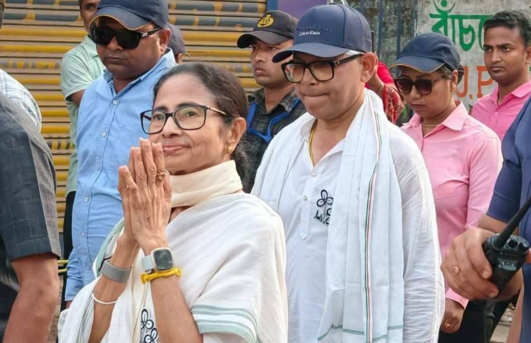 ভোটের আগে মেদিনীপুরে মমতার ৪ কিমি পদযাত্রা, ফুলবৃষ্টি-শঙ্খধ্বনিতে উচ্ছ্বাসে ভাসল শহর!