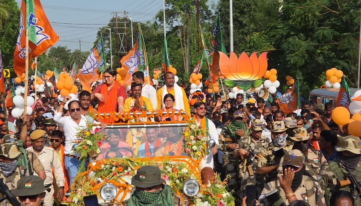 চন্দ্রকোনায় স্মৃতি ইরানির রোড শো, সুকান্ত দোলুইয়ের সমর্থনে জোরদার প্রচার!