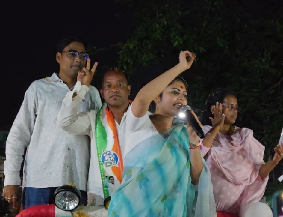 চন্দ্রকোনায় সায়নী ঘোষের রোড শো, সূর্যকান্ত দলুইয়ের সমর্থনে তৃণমূলের জোরদার প্রচার!