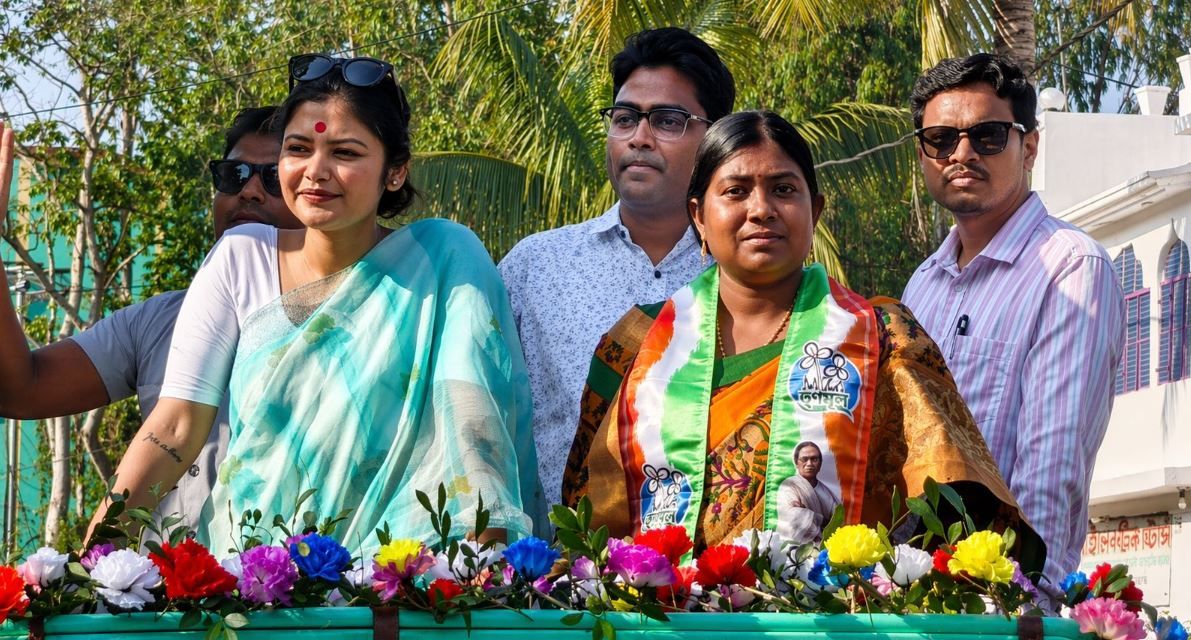 ঘাটালে সায়নী ঘোষের রোড শোয়ে জনজোয়ার, শ্যামলী সর্দারের সমর্থনে উৎসবের আবহ!