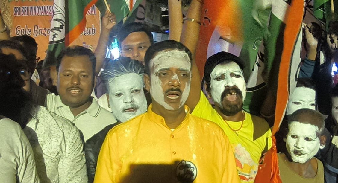 খড়গপুর সদরে রাজনৈতিক উত্তাপ, দিলীপ ঘোষের মন্তব্য ঘিরে পথে তৃণমূল প্রার্থী প্রদীপ সরকার!