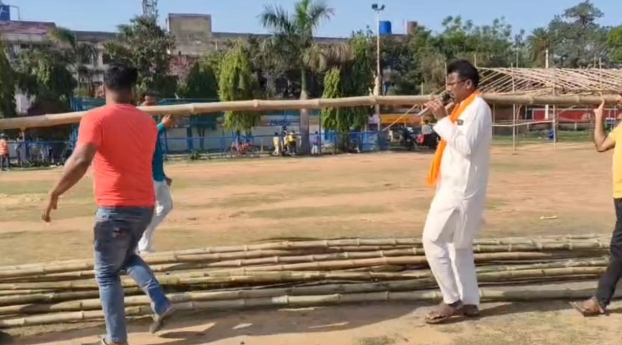 মেদিনীপুর কলেজ মাঠে হেলিপ্যাডের বাঁশ ঘিরে বিতর্ক, ক্ষোভে মাঠে বিক্ষোভে বিজেপি প্রার্থী শংকর গুছাইত!