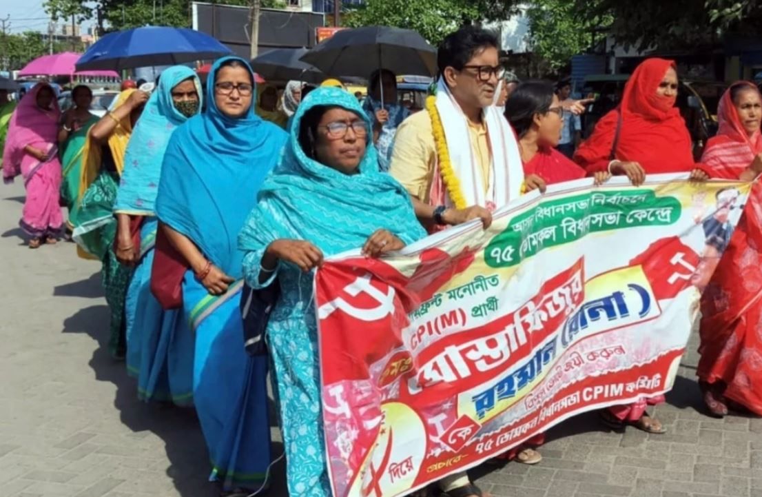 সরকারি পোশাকে রাজনৈতিক মিছিলে অঙ্গনওয়াড়ি কর্মী! ডোমকলে সিপিএম প্রার্থীকে ঘিরে তুমুল বিতর্ক!