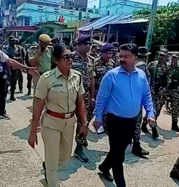 কেশপুরে নির্বাচনী নিরাপত্তায় কড়া বার্তা, জেলাশাসক-এসপি-র উপস্থিতিতে কেন্দ্রীয় বাহিনীর রুট মার্চ!
