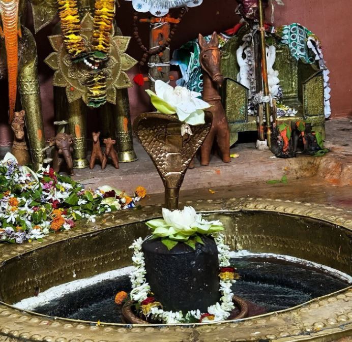 চৈত্র শেষে বিষ্ণুপুরে ডিহরে গাজনের উন্মাদনা, ষাঁড়েশ্বর মন্দির-শৈলেশ্বর মন্দিরে উপচে পড়া ভিড়!