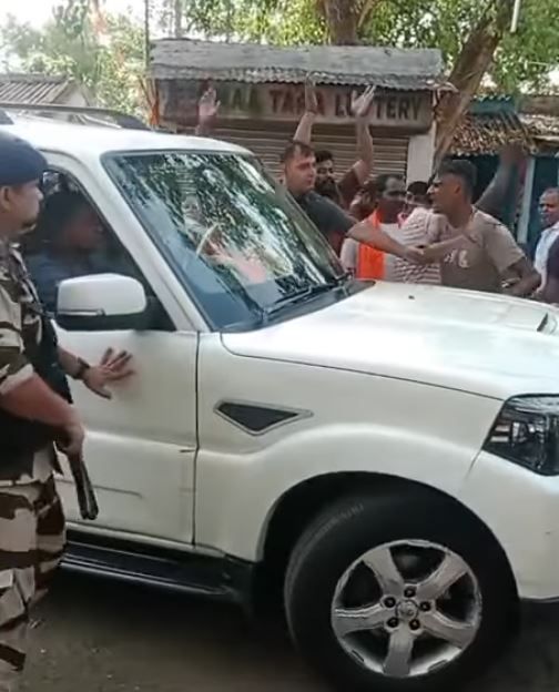 খড়গপুরের পুরিগেটে দিলীপ ঘোষকে ঘিরে তুমুল বিক্ষোভ, নির্বাচনী প্রচারে উত্তপ্ত এলাকা!