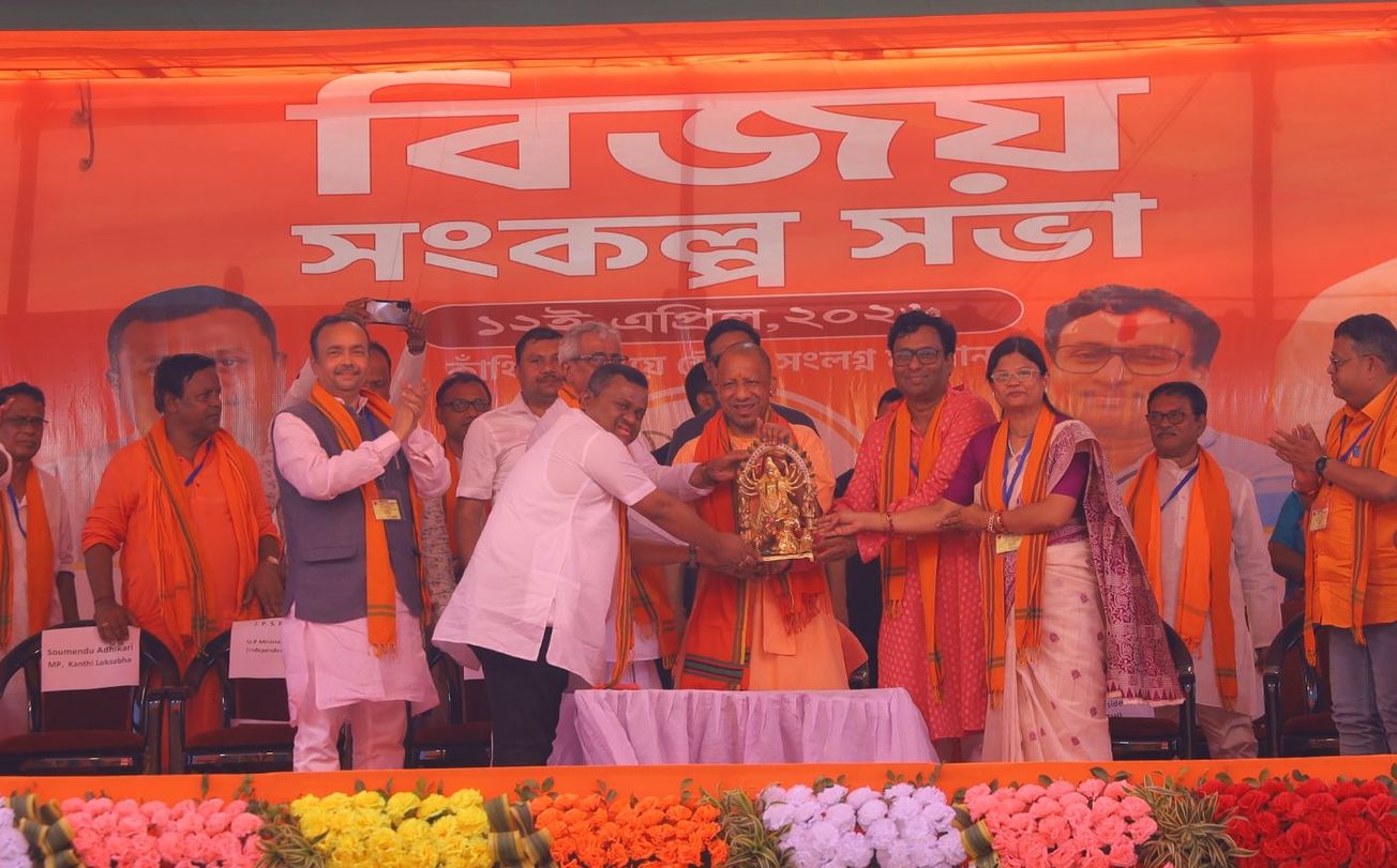 মঞ্চে বক্তৃতা শেষ হতেই দর্শকাসন থেকে দুই তরুণীকে ডাকলেন যোগী, নন্দকুমারের সভায় নজিরবিহীন মুহূর্ত!