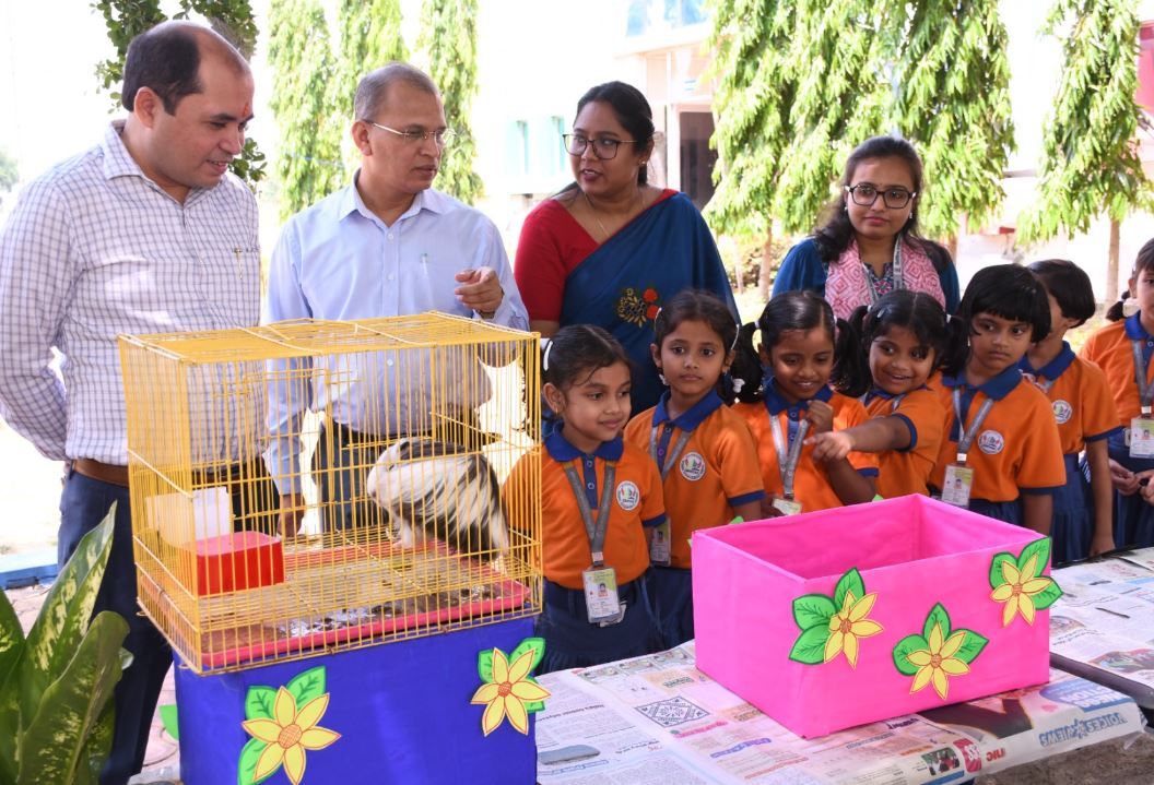জাতীয় পোষ্য দিবসে বিদ্যালয়ে ব্যতিক্রমী আয়োজন, ছোটদের মনে প্রাণীর প্রতি মমতা ও দায়িত্ববোধের পাঠ!