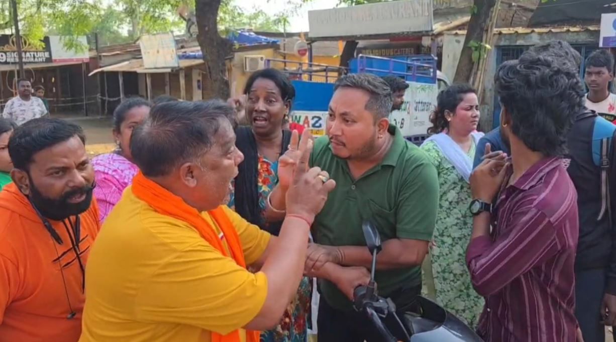 খড়গপুরের পুরিগেটে দিলীপ ঘোষকে ঘিরে তুমুল বিক্ষোভ, নির্বাচনী প্রচারে উত্তপ্ত এলাকা!