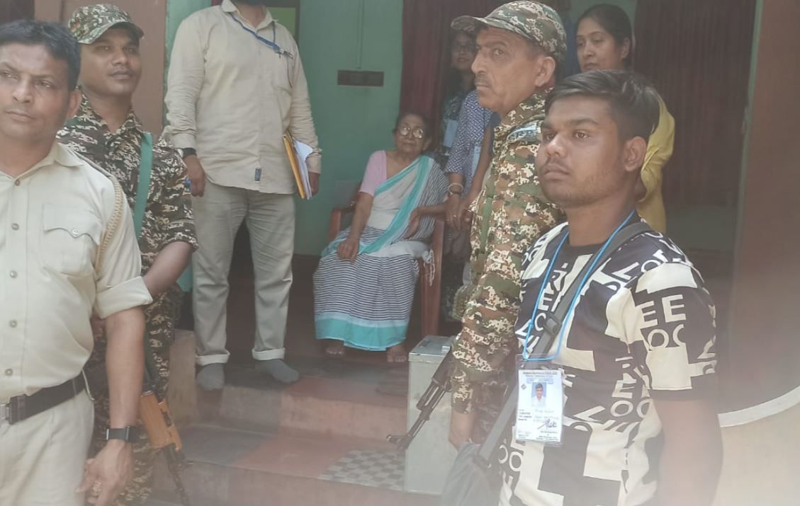 ২৩ এপ্রিলের আগেই খড়গপুরে শুরু ভোট, বাড়িতে বসেই ভোট দিচ্ছেন প্রবীণ ও বিশেষ চাহিদাসম্পন্ন ভোটাররা!