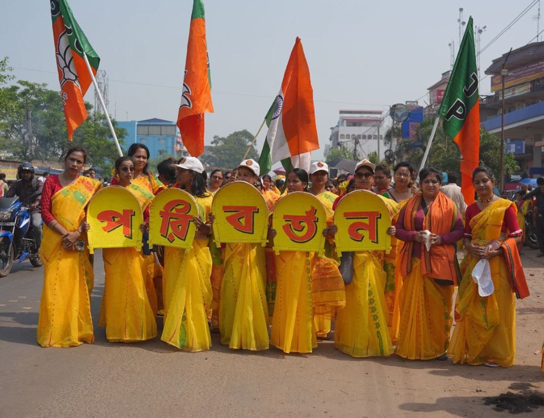 নববর্ষে পরিবর্তনের বার্তা, খোল-কীর্তনের তালে দিলীপ ঘোষের শোভাযাত্রায় মাতৃশক্তির নজির!