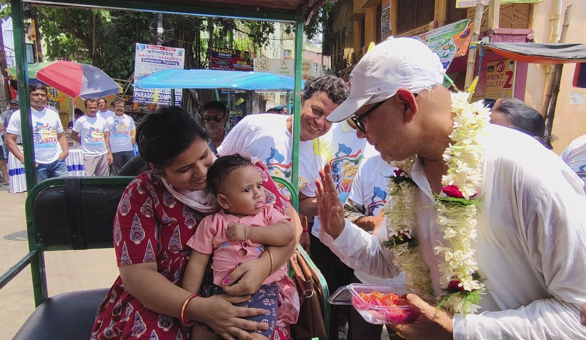 পয়লা বৈশাখে মেদিনীপুরে উৎসবের আবহ, লাড্ডু-ORS বিলিয়ে মানুষের পাশে তৃণমূল কংগ্রেস প্রার্থী সুজয় হাজরা!