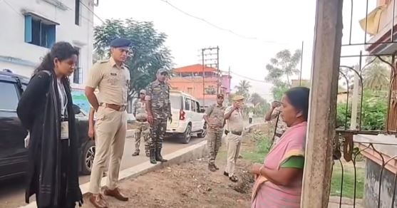 ভয়মুক্ত ভোটের বার্তা ঝাড়গ্রামে, রাস্তায় নামলেন জেলাশাসক-এসপি; CAPF-রাজ্য পুলিশের কড়া রুটমার্চ!