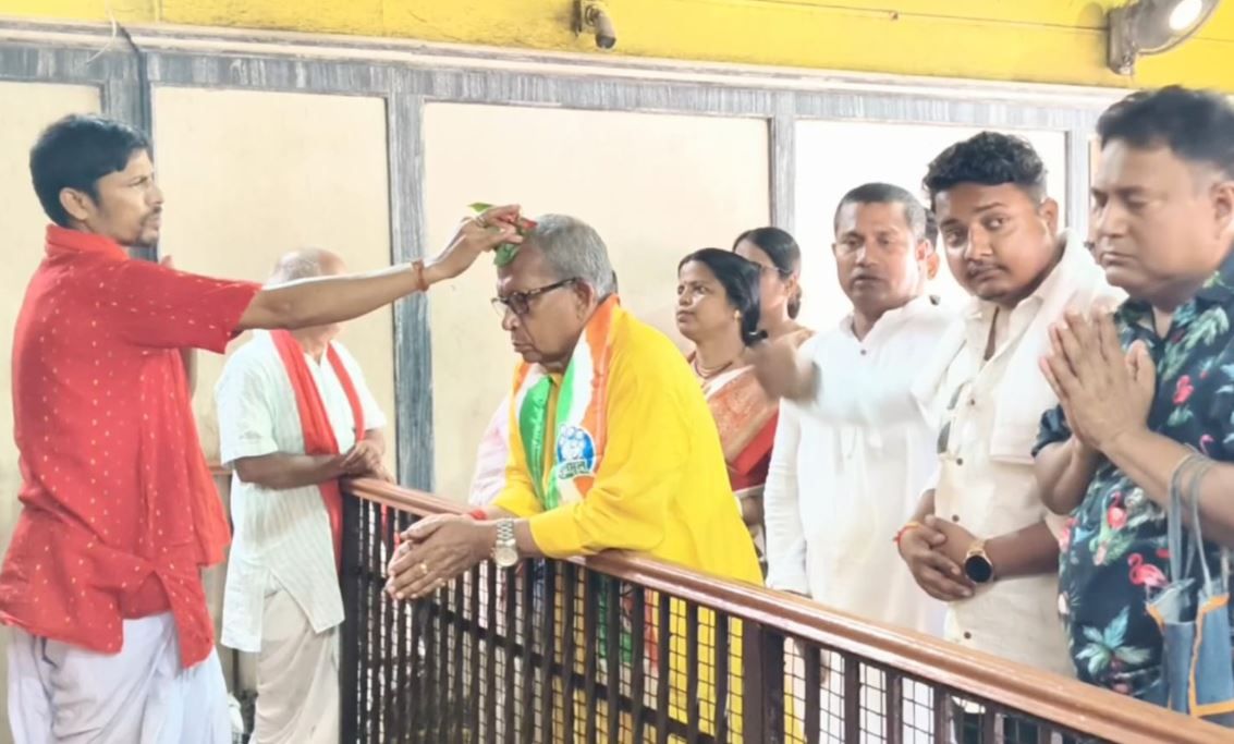 মনোনয়নের আগে মেদিনীপুর শহরের বটতলা  কালী মন্দিরে পুজো, সবং থেকে লড়াইয়ে নামার আগে রাজনৈতিক বার্তায় মানস ভূঁইয়া!