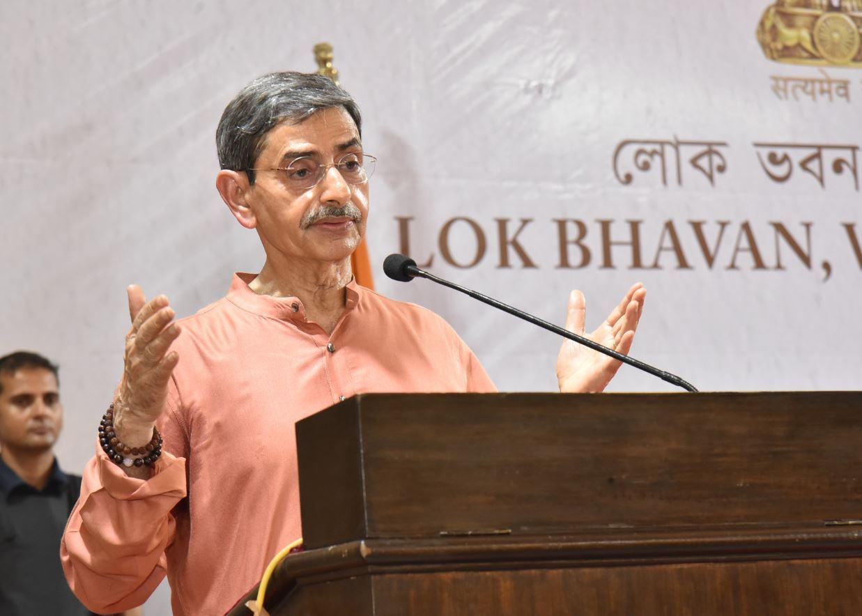 নববর্ষে ‘পরিবর্তনের ডাক’ রাজ্যপালের, পাল্টা তোপ মমতা বন্দ্যোপাধ্যায়র; বাংলার অর্থনীতি নিয়ে নতুন বিতর্ক!