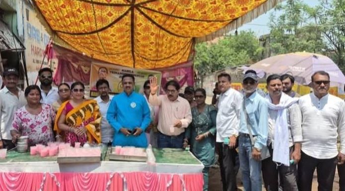 প্রখর গরমে স্বস্তির পরশ, খড়্গপুর মালঞ্চে পথচারীদের হাতে ঠান্ডা জল তুলে দিল মহিলা তৃণমূল!